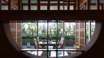 5 restaurantes, se sirven desayunos, comidas y cocina internacional