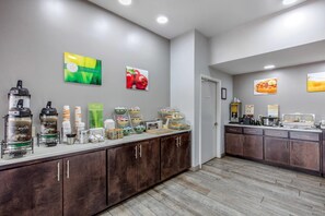 Free buffet breakfast  - Quality Inn Athens I-65 / Huntsville Area West (Athens)