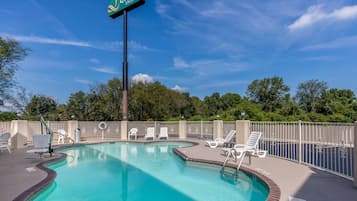 Kolam renang outdoor musiman