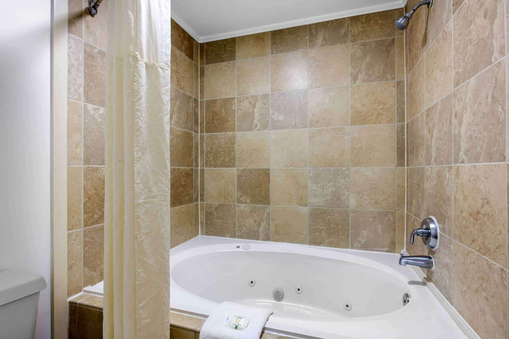 Bathroom | Combined shower/tub, hair dryer, towels