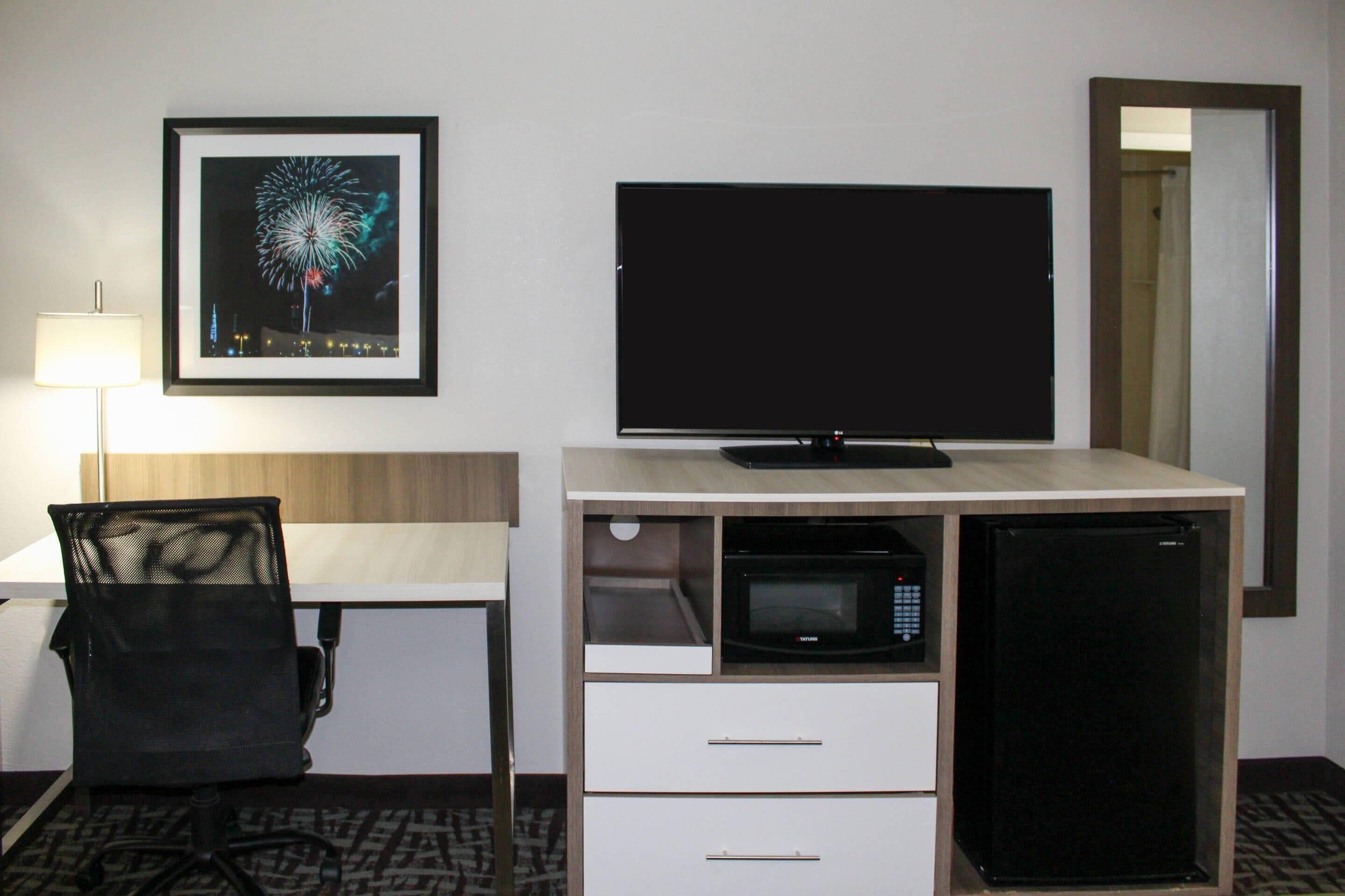 مكتب ومكواة/لوح كي وواي فاي مجانًا وملاءات أسرّة