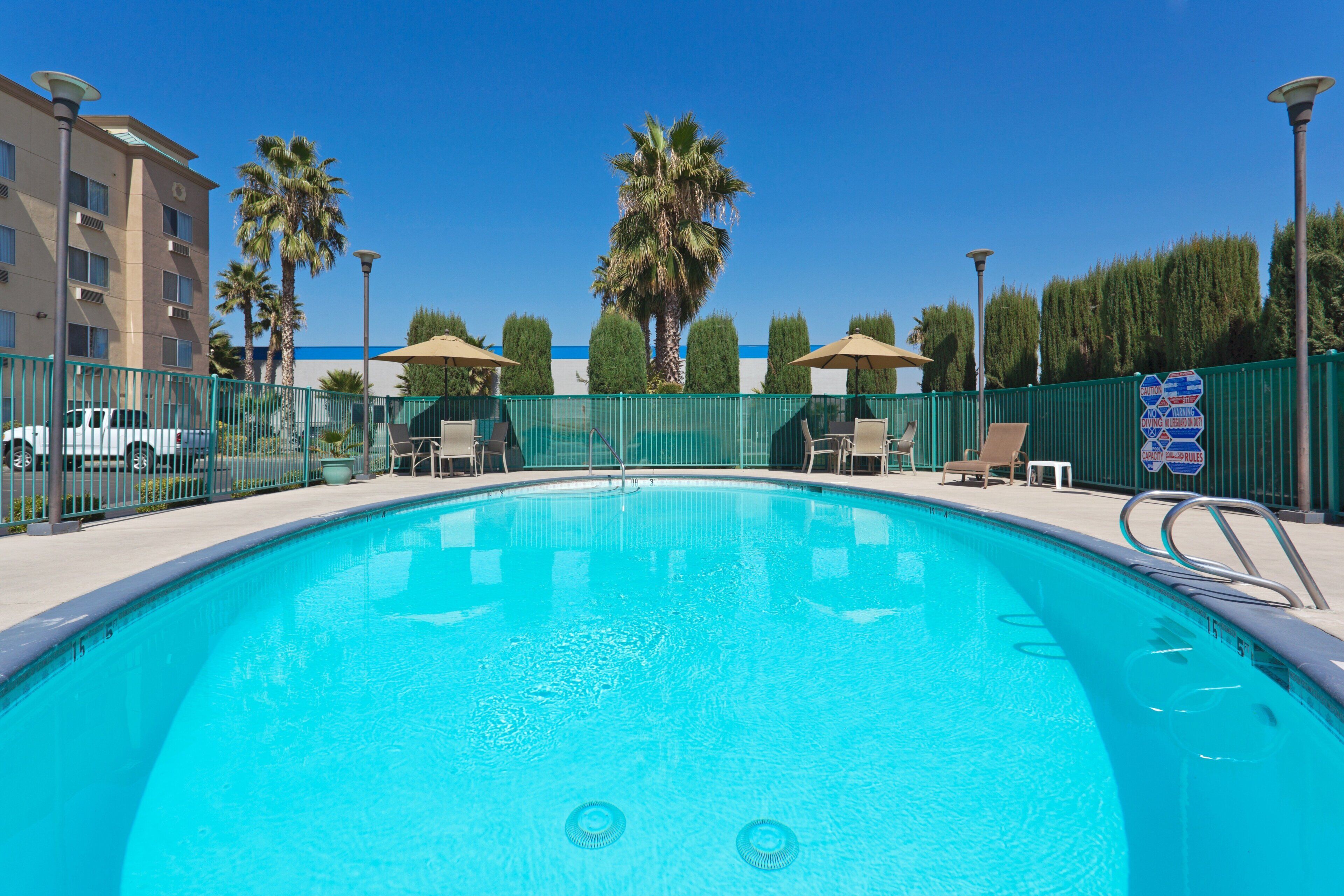 Piscina externa, funciona das 9h às 23h, espreguiçadeiras