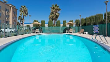Piscina externa, funciona das 9h às 23h, espreguiçadeiras
