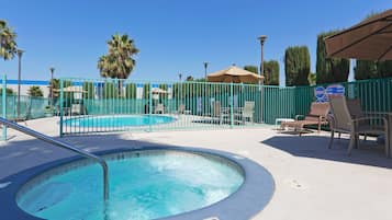 Una piscina al aire libre (de 09:00 a 23:00), tumbonas