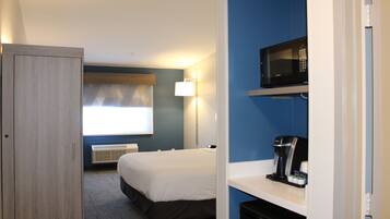 Habitación estándar, 1 cama King size | Caja de seguridad en la habitación y escritorio