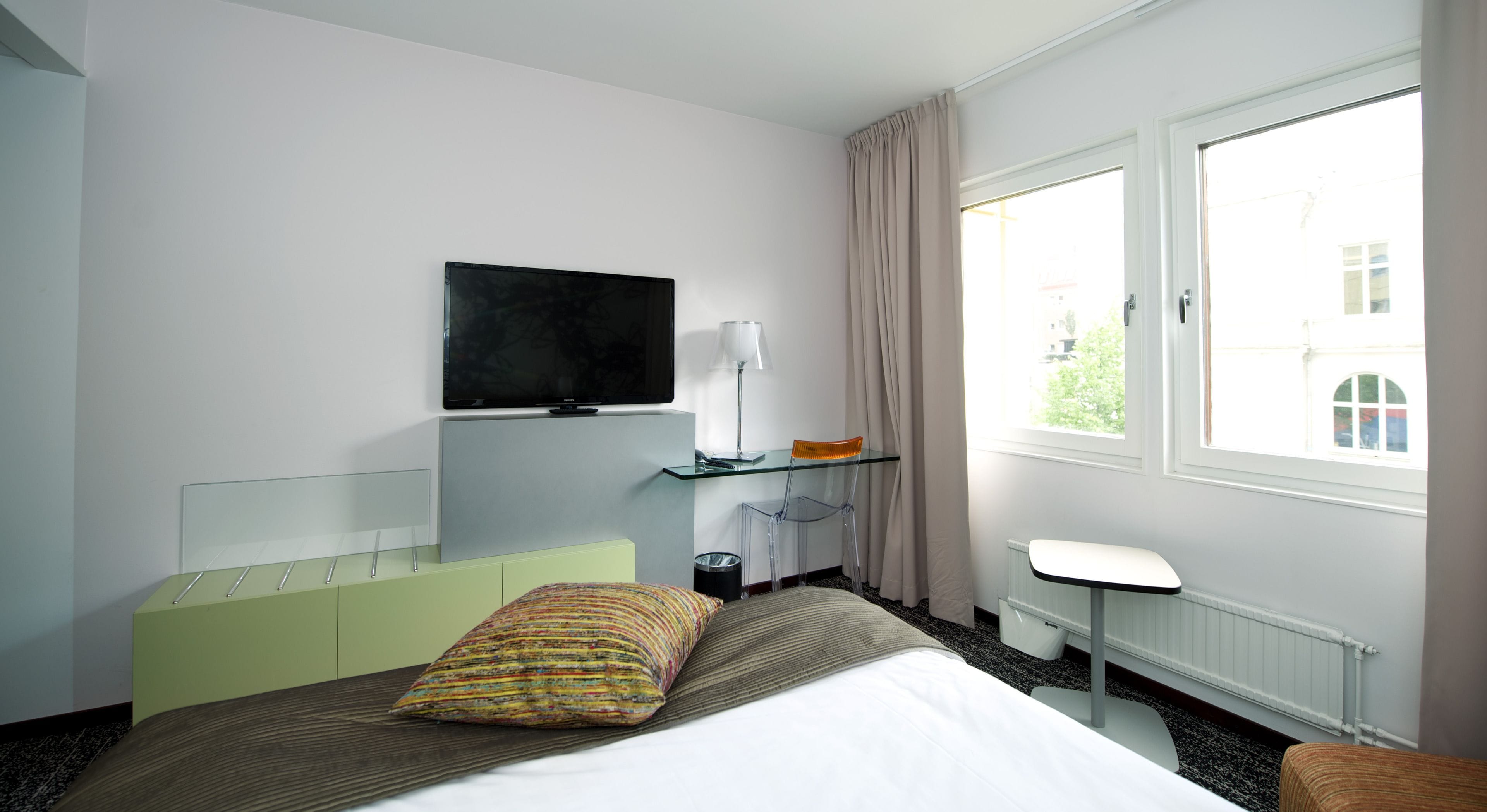 standard room, 1 double bed, non smoking | desk, laptop workspace, iron/ironing board, cots/infant beds