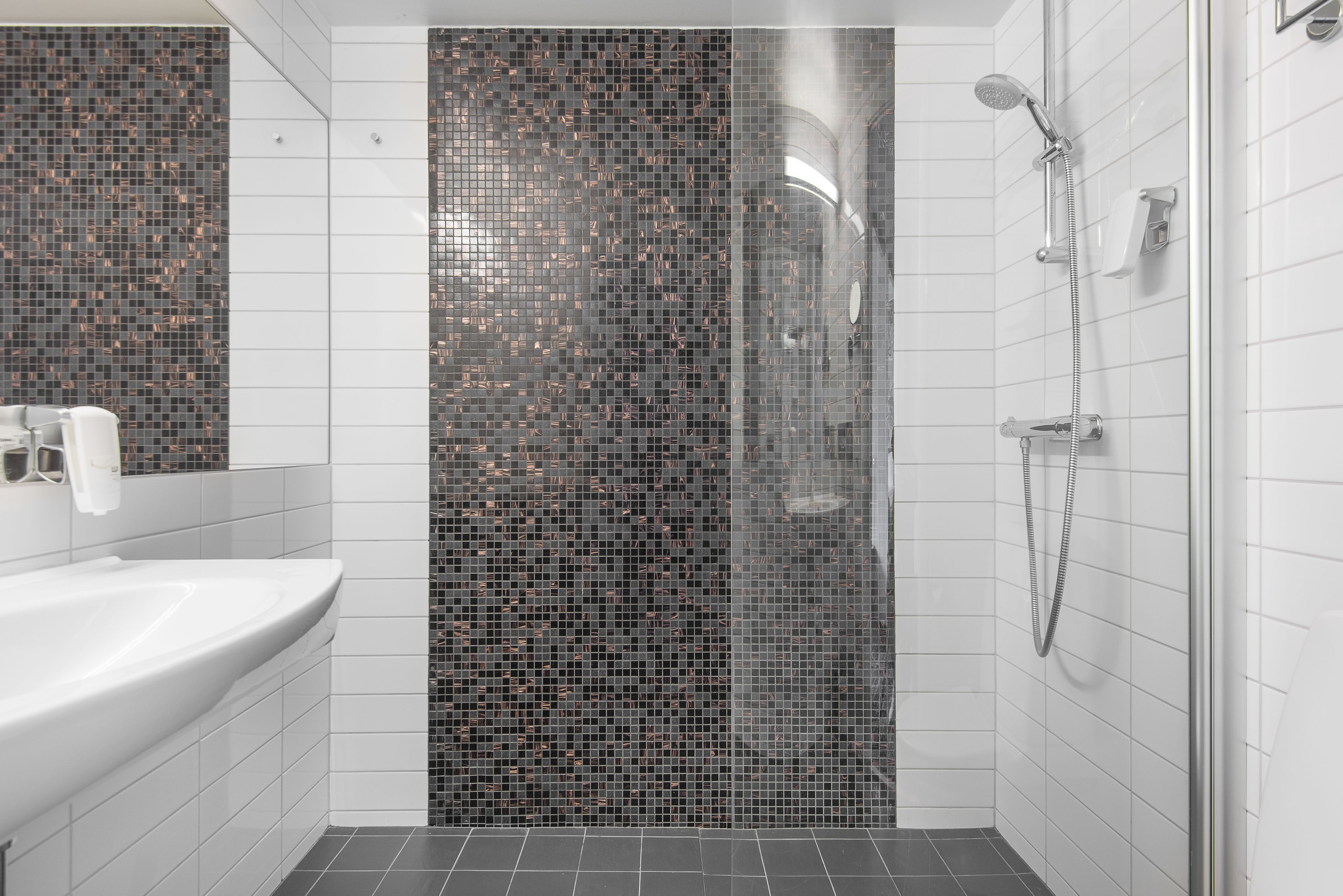 room, 1 queen bed, non smoking | bathroom shower