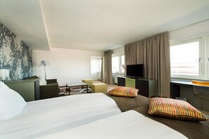 ファミリー ルーム | デスク、ノートパソコン用作業スペース、アイロン / アイロン台、WiFi (無料)