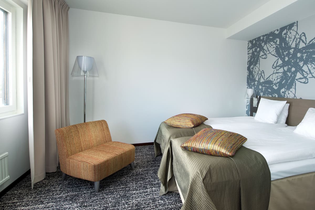 Deluxe Twin kamer, 2 eenpersoonsbedden, niet-roken | Een bureau, een laptopwerkplek, een strijkplank/strijkijzer, babybedden