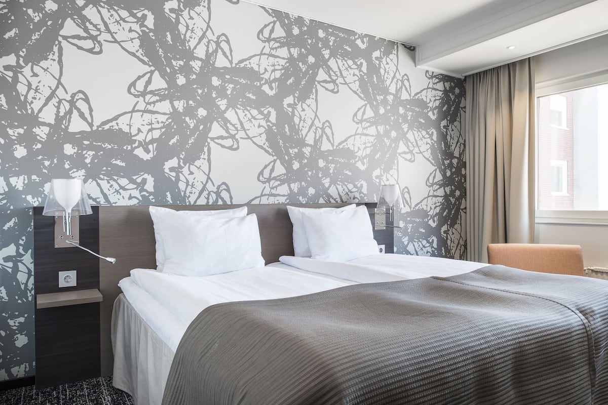 standard room, 2 single beds, non smoking | desk, laptop workspace, iron/ironing board, cots/infant beds