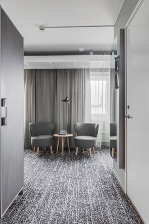 Deluxe Twin kamer, 2 eenpersoonsbedden, niet-roken | Een bureau, een laptopwerkplek, een strijkplank/strijkijzer, gratis wifi