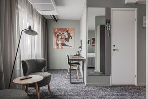 Deluxe Twin kamer, 2 eenpersoonsbedden, niet-roken | Een bureau, een laptopwerkplek, een strijkplank/strijkijzer, gratis wifi