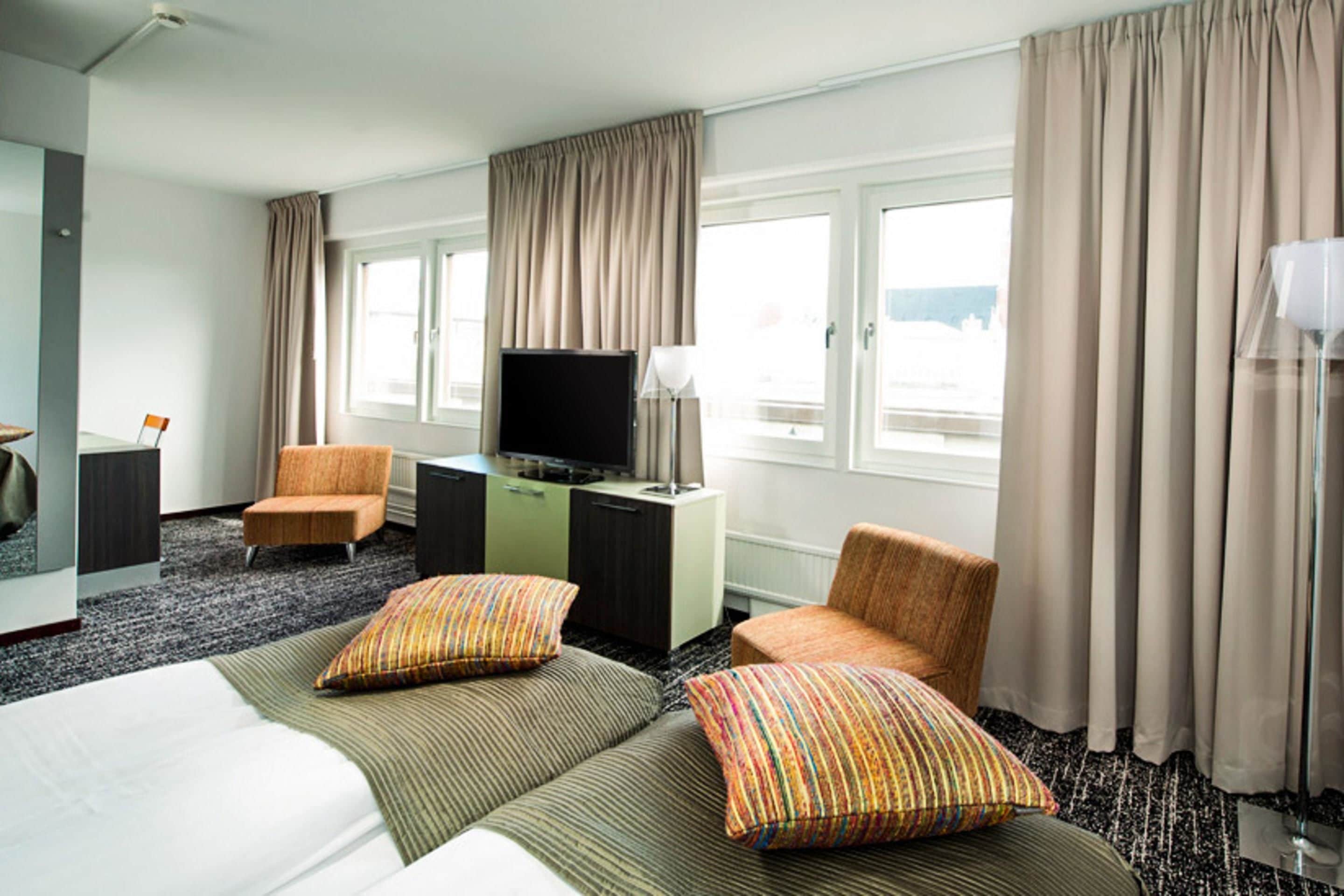 deluxe twin room, 2 single beds, non smoking | desk, laptop workspace, iron/ironing board, cots/infant beds