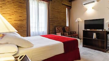 Premium bedding, in-room safe, desk, blackout drapes