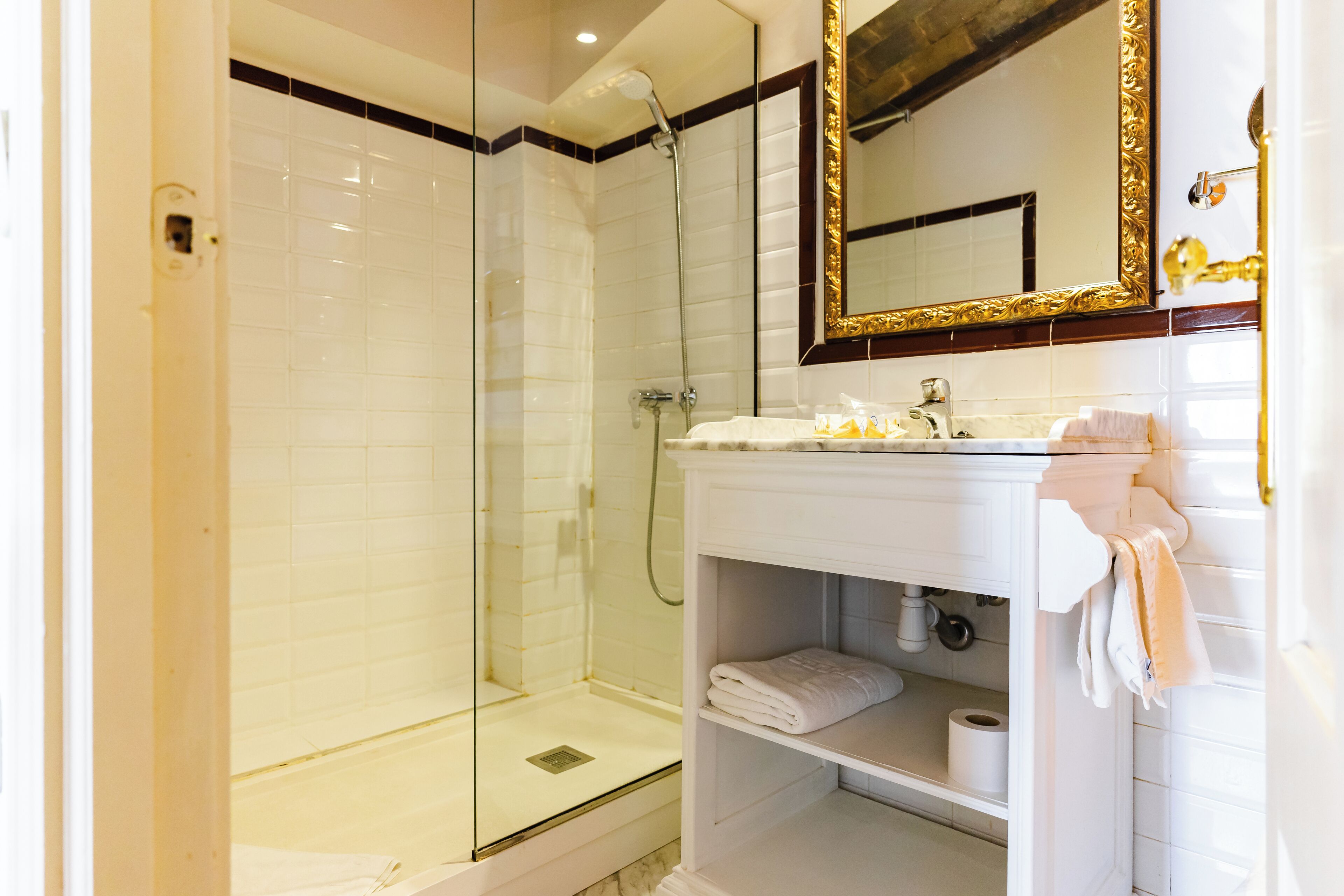 combined shower/bathtub, free toiletries, hair dryer, towels