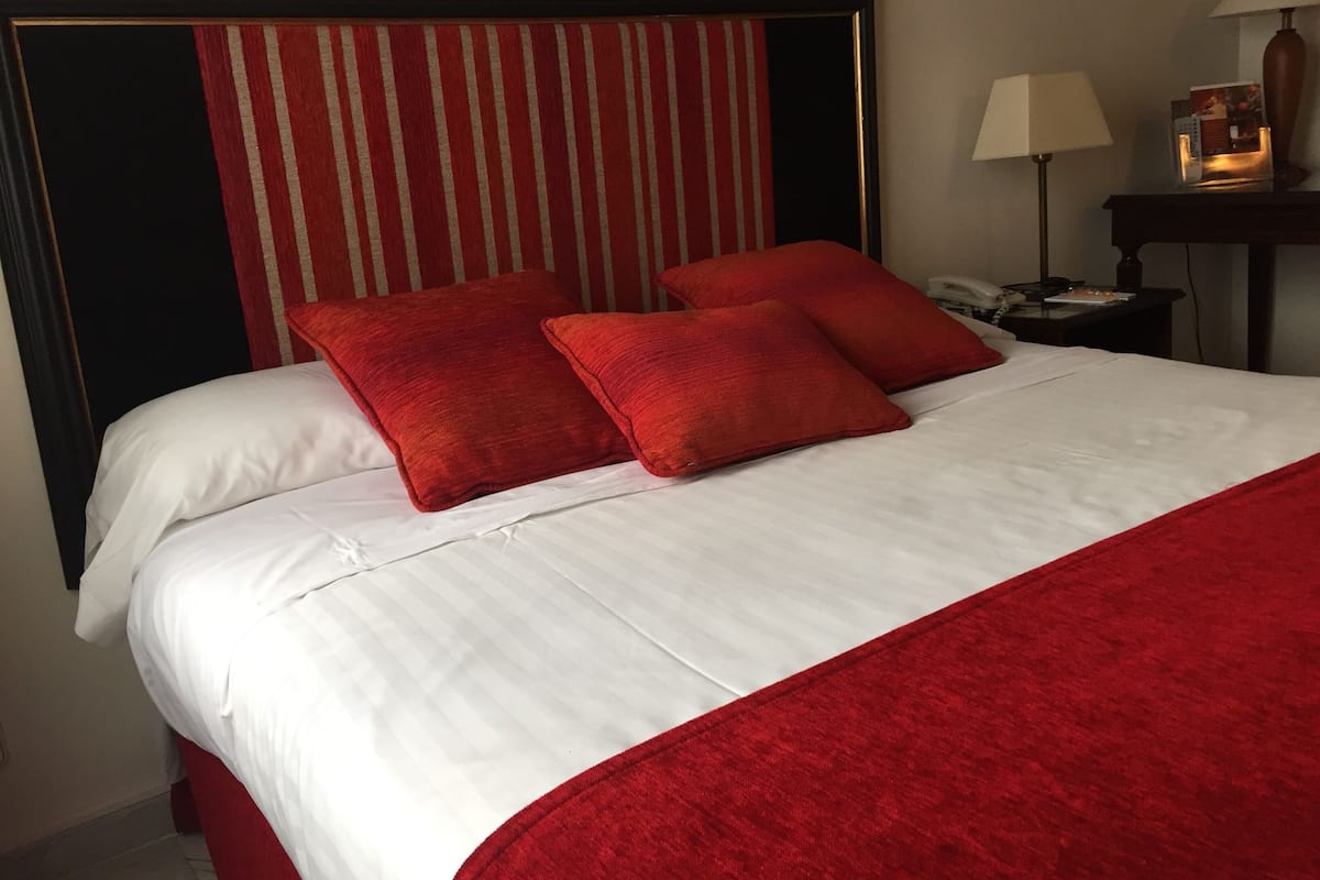 Chambre Simple Standard, 1 grand lit 1 place | Literie de qualité supérieure, coffres-forts dans les chambres, bureau