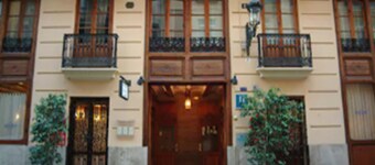 Ad Hoc Monumental Hotel