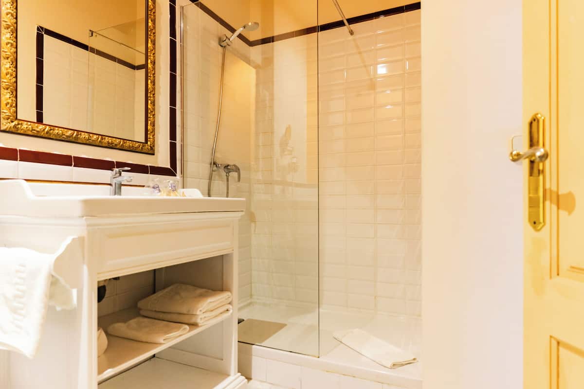 Ensemble douche/baignoire, articles de toilette gratuits, sèche-cheveux