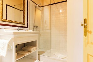 Combined shower/bathtub, free toiletries, hair dryer, towels - Ad Hoc Monumental Hotel (Valencia)