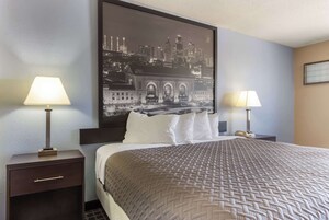 Desk, soundproofing, iron/ironing board, free WiFi