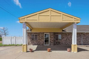 Exterior - Motel 6 Concordia, MO (Concordia)