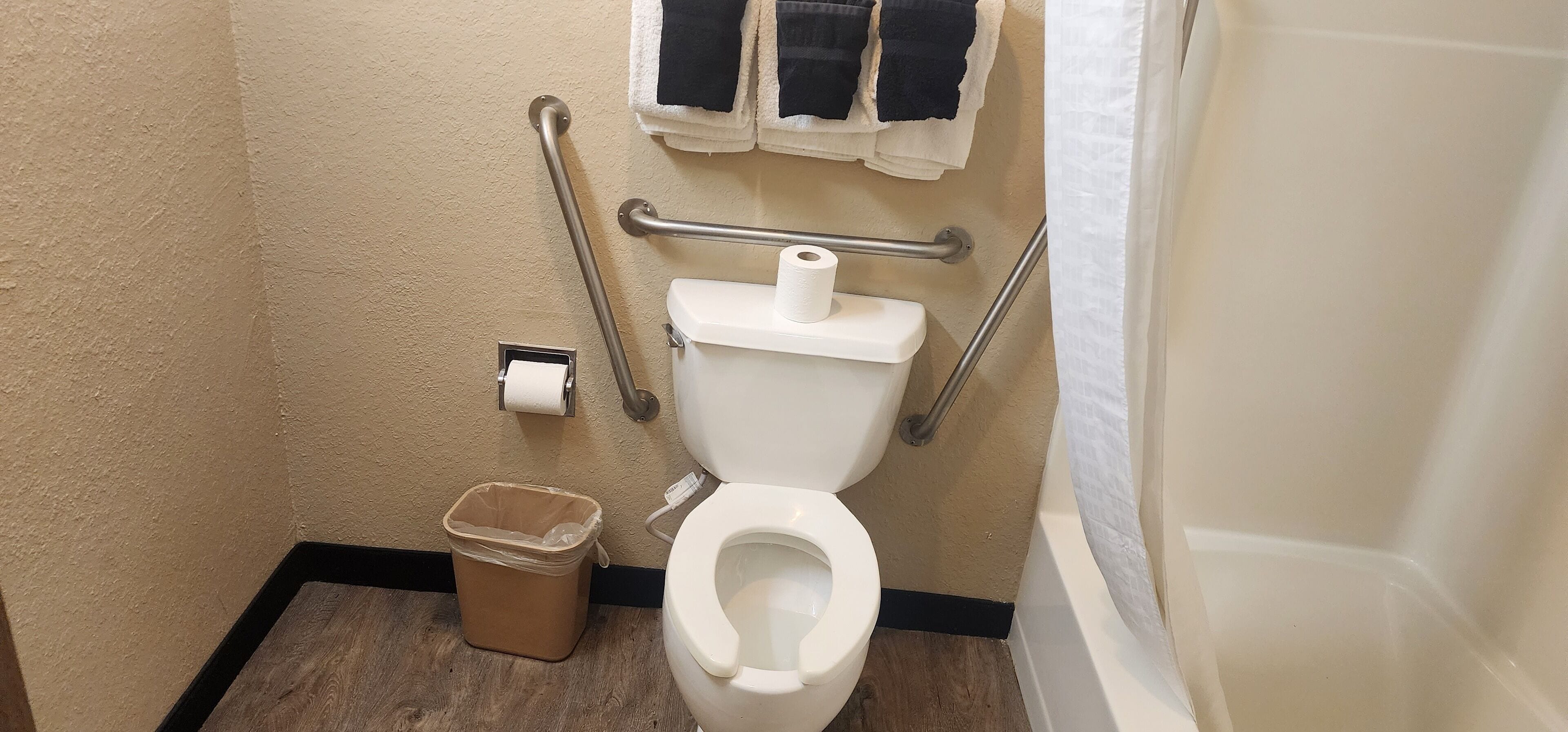 combined shower/bathtub, free toiletries, hair dryer, towels