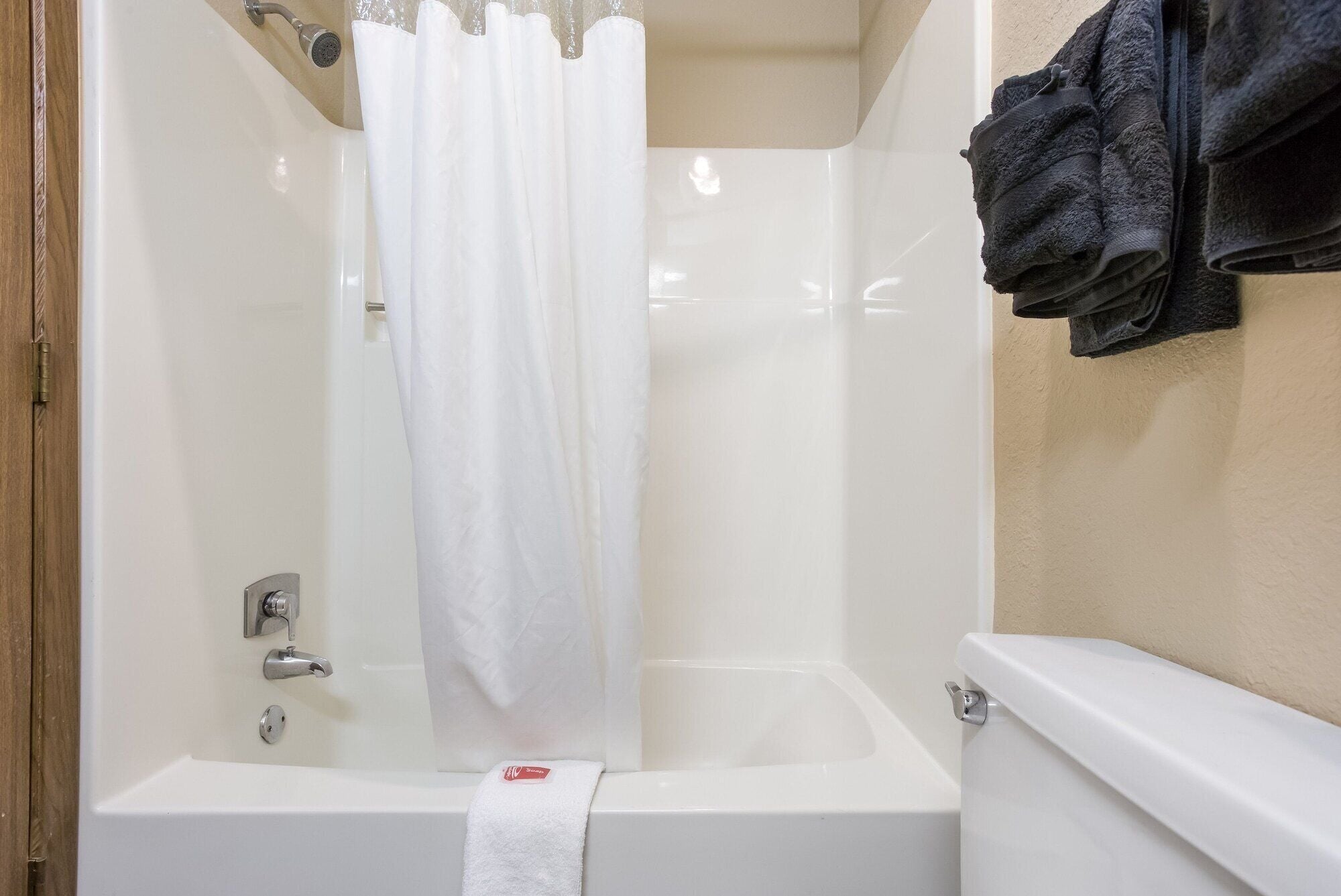 Bañera con ducha, artículos de tocador gratuitos, secador de pelo