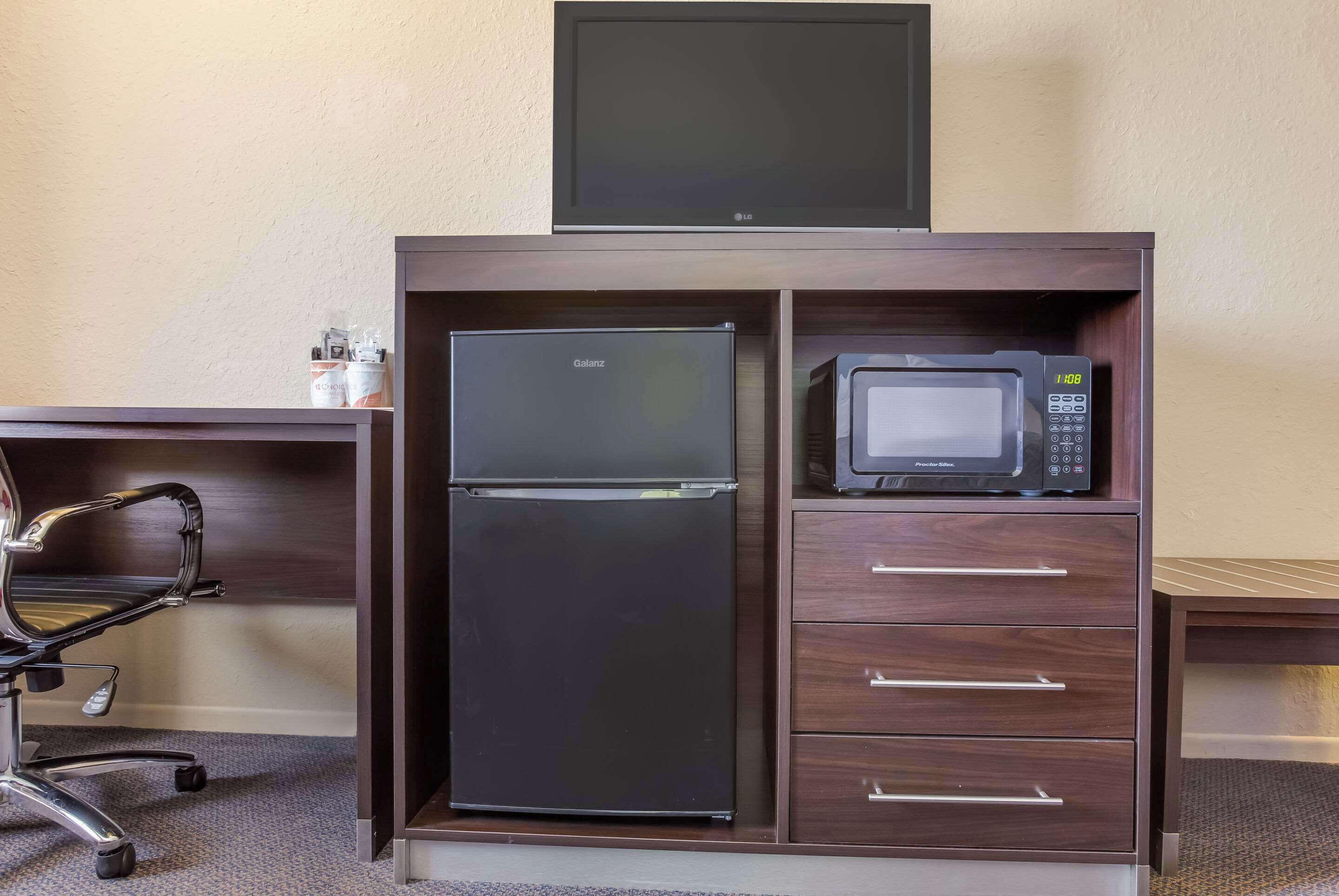 Desk, soundproofing, iron/ironing board, free WiFi