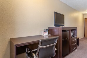 Desk, soundproofing, iron/ironing board, free WiFi - Motel 6 Concordia, MO (Concordia)