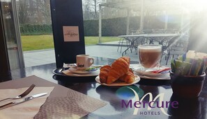 Se ofrece un desayuno completo todos los días (16 EUR por persona)