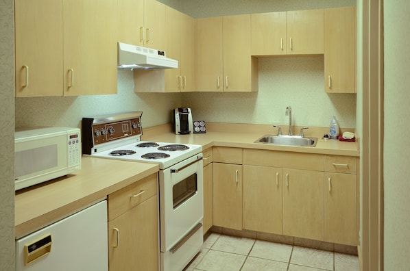 Private kitchenette | Fridge, microwave, coffee/tea maker