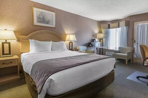 Premium bedding, desk, iron/ironing board, free WiFi - Flamingo Hotel (Medicine Hat)