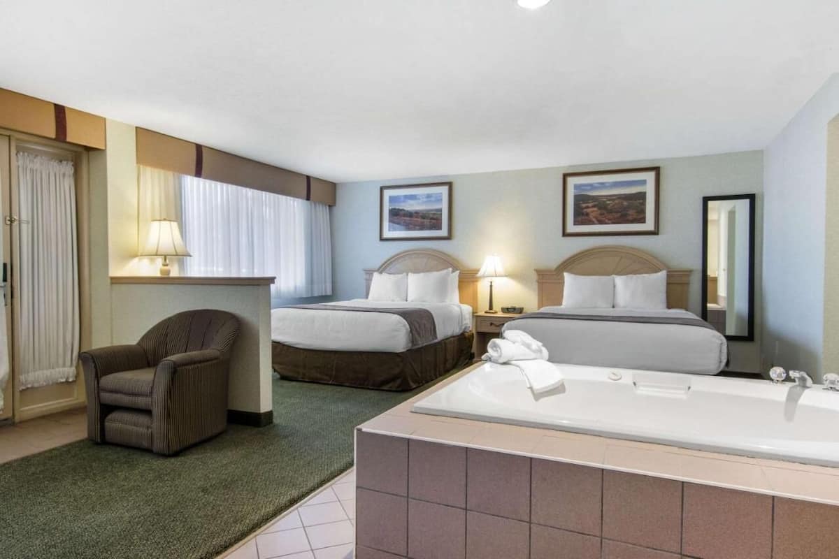 Suite Deluxe, 2 letti queen, non fumatori (Jacuzzi Suite, Two Queen Beds) | 1 camera, biancheria da letto di alta qualità, una scrivania
