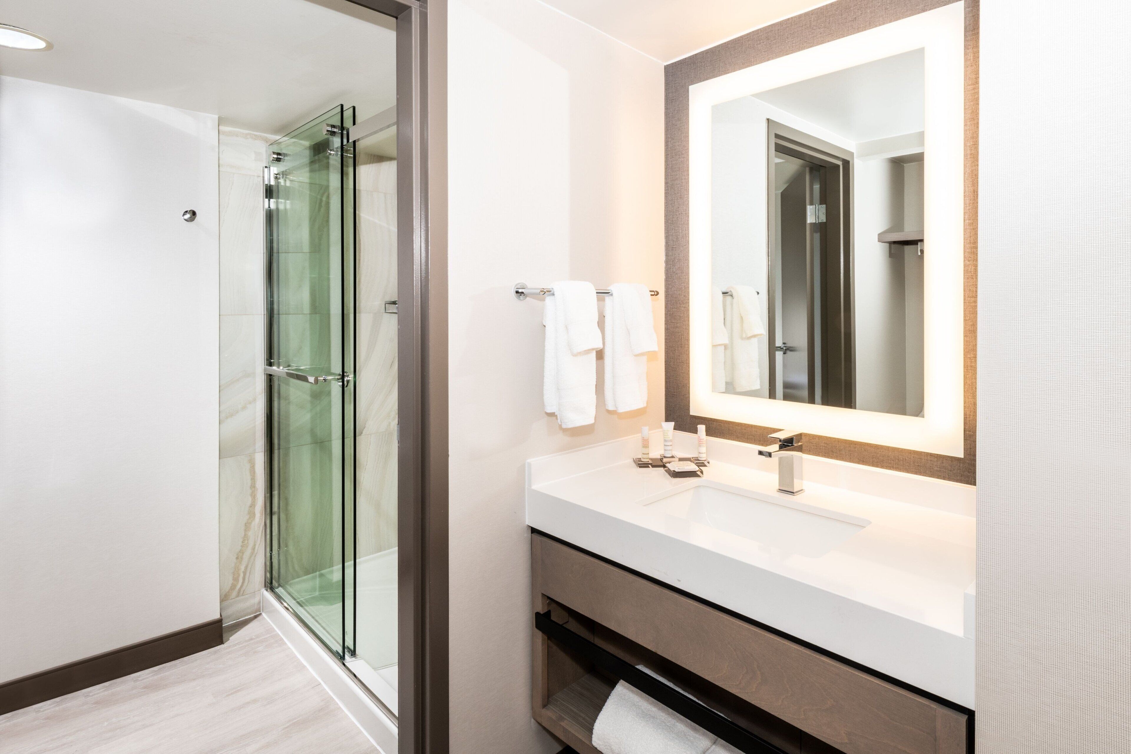 rainfall showerhead, free toiletries, hair dryer, towels