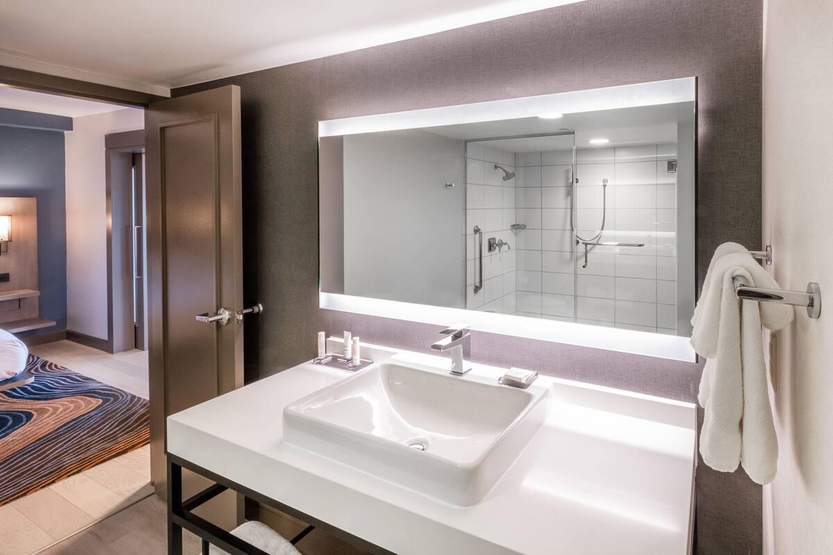 rainfall showerhead, free toiletries, hair dryer, towels