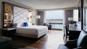 Club Room, 1 Queen Bed | In-room safe, desk, iron/ironing board, free cribs/infant beds