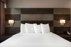 Escritorio, tabla de planchar con plancha, wifi gratis y ropa de cama 