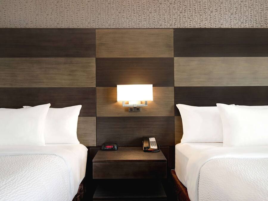 Quarto, 2 camas Queen, para não fumantes (No elevator-One flight of stairs) | Escrivaninha, ferros/tábuas de passar roupa, Wi-Fi de cortesia