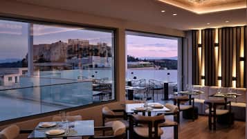 2 restaurants, breakfast served