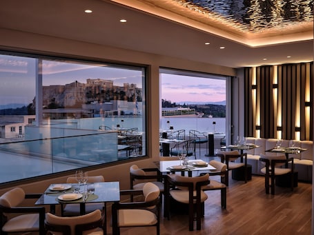 2 restaurants, breakfast served
