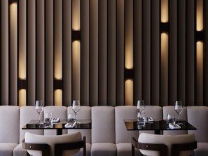 2 restaurants, breakfast served