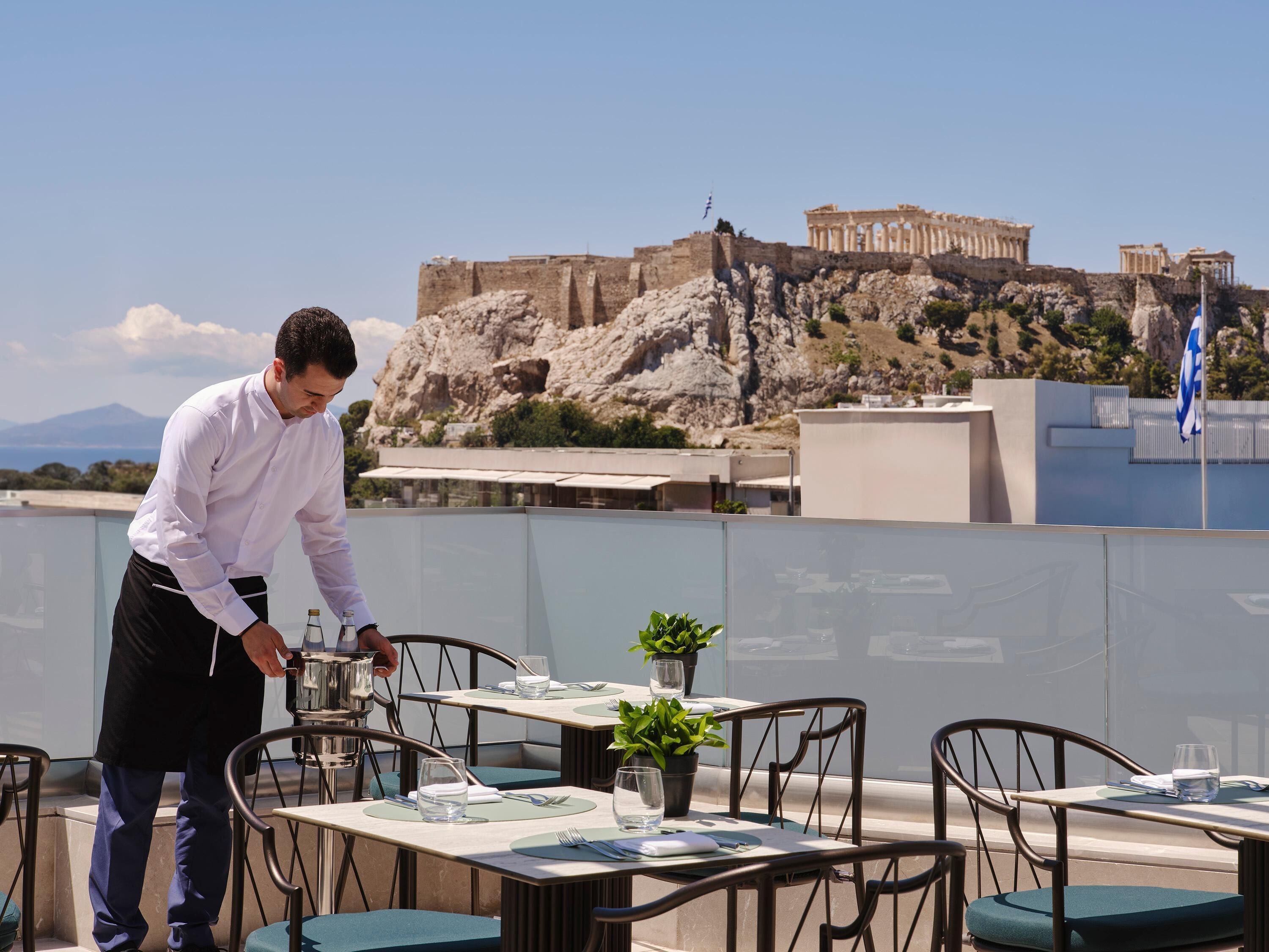 2 restaurants, breakfast served