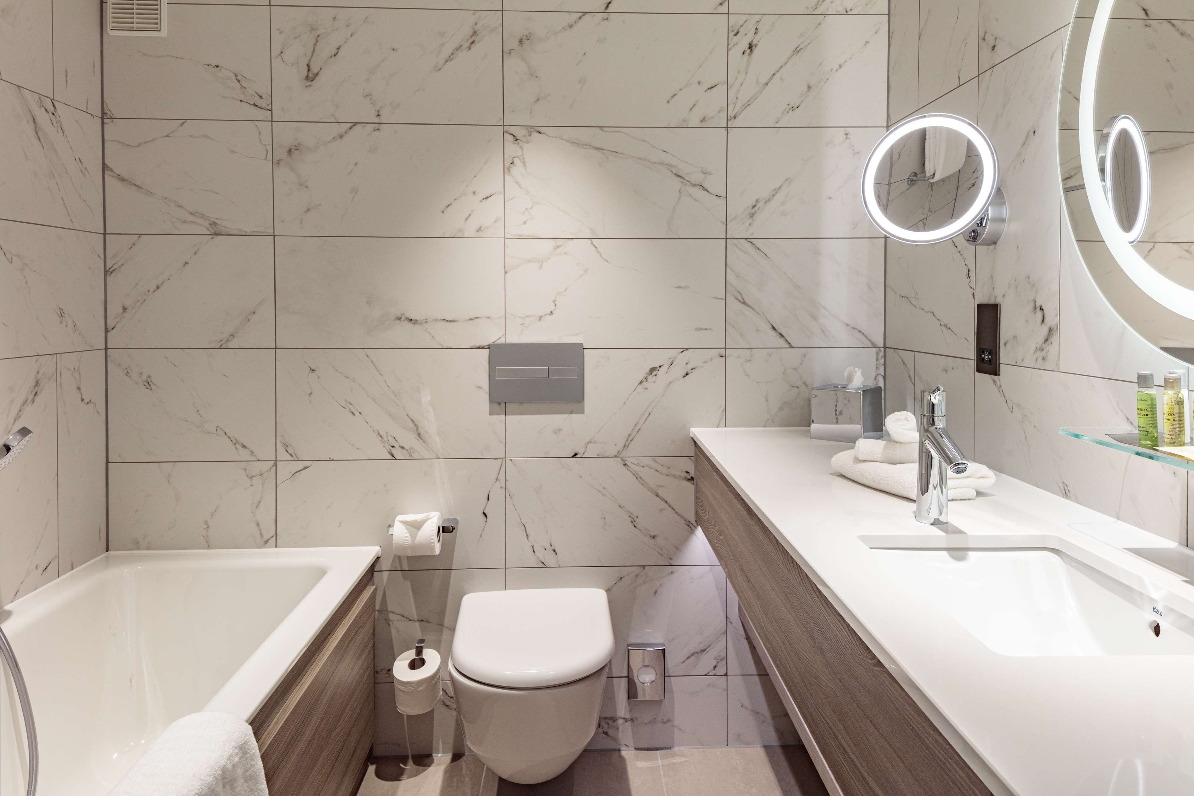 Un baño moderno con bañera, inodoro y lavamanos.