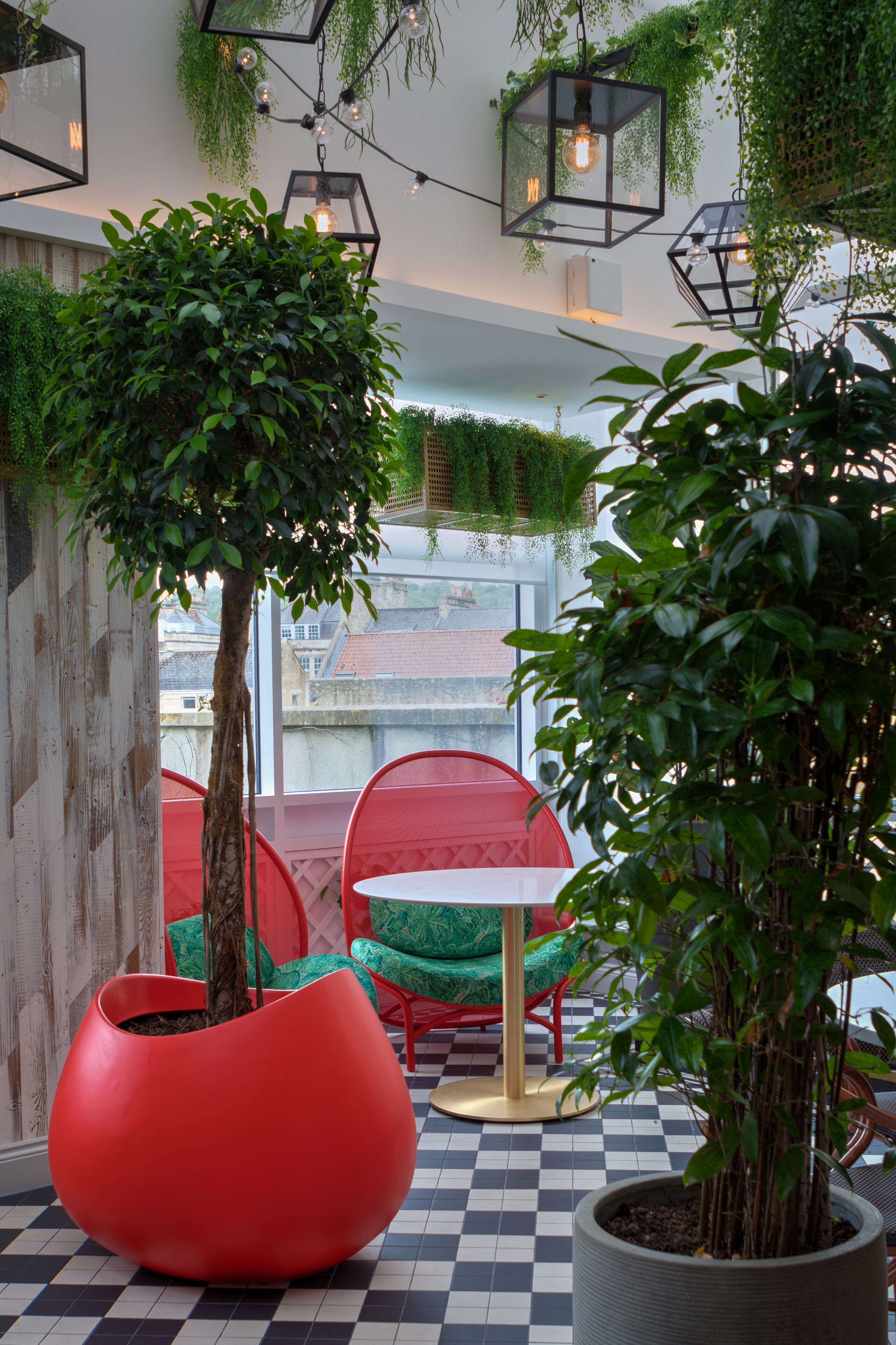 breakfast, lunch, dinner served; international cuisine