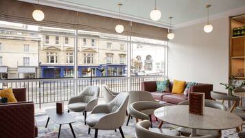 Breakfast, lunch, dinner served; international cuisine