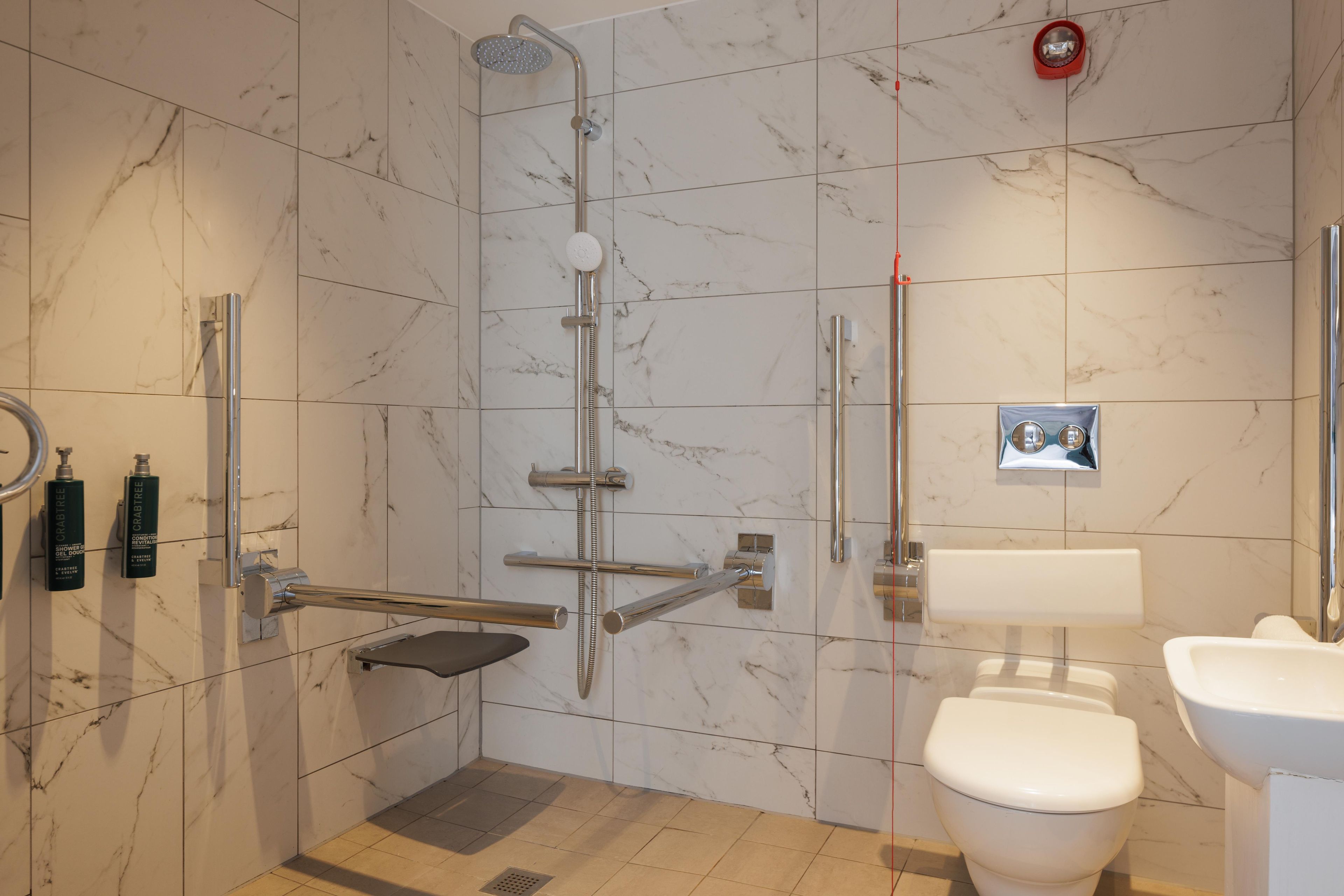 Une salle de bain moderne équipée d’une douche, de toilettes et d’un lavabo.