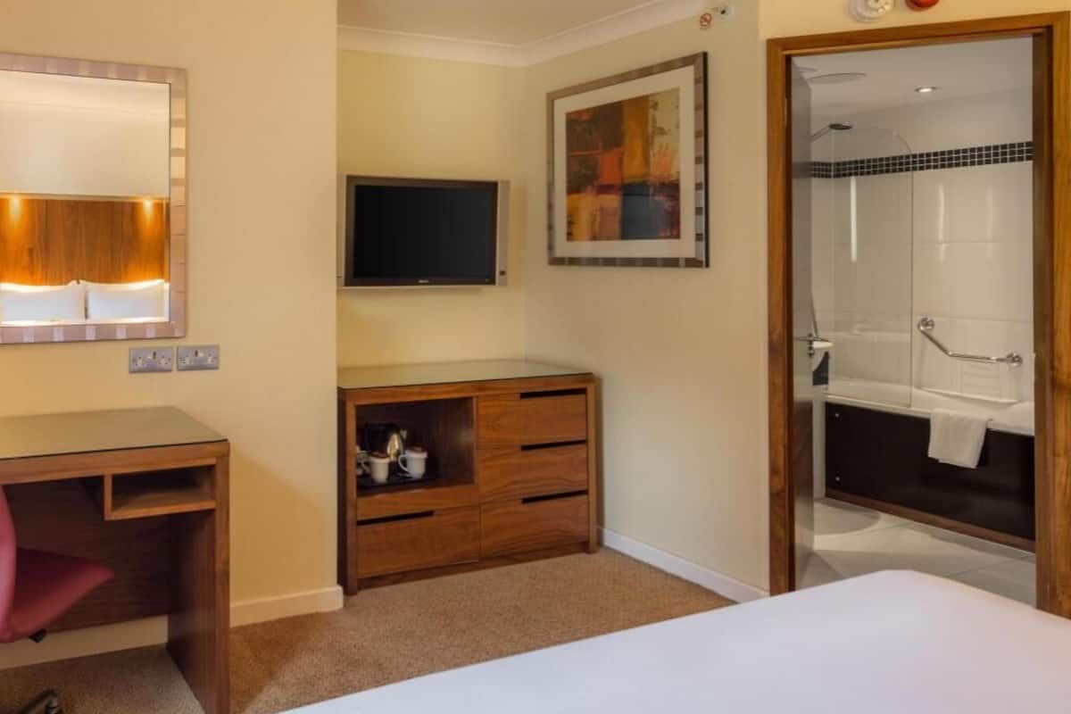 In-room safe, iron/ironing board, WiFi, bed sheets