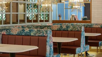 Melayani sarapan dan makan siang dengan sajian masakan internasional