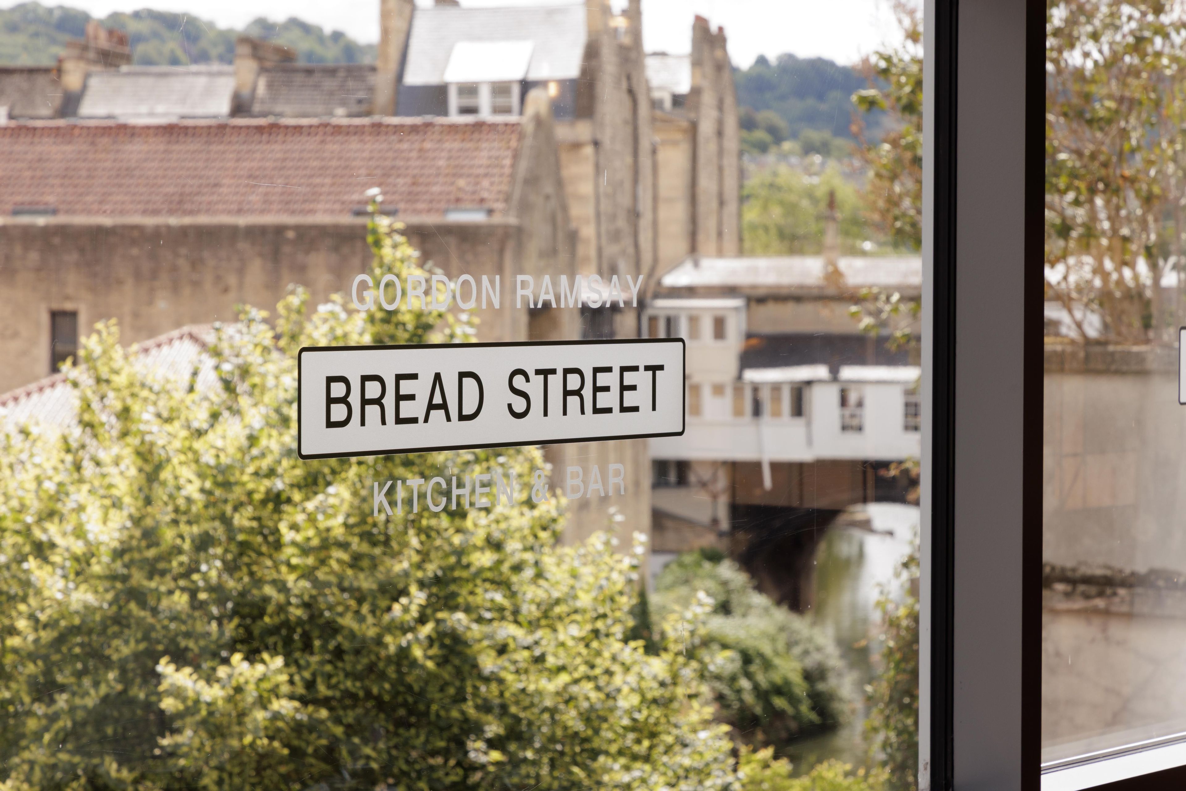 Blick aus dem Fenster auf Bread Street, mit einem Schild, das den Standort angibt.