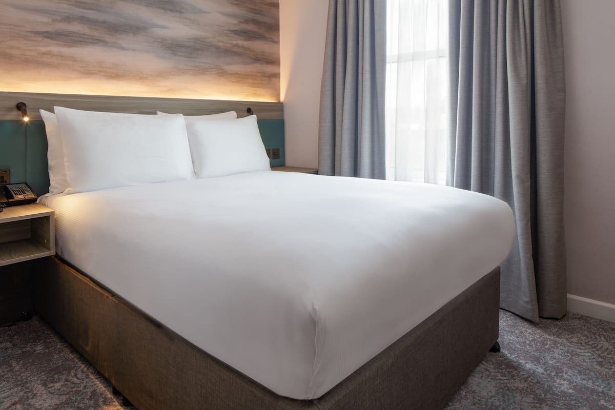 in-room safe, iron/ironing board, wifi, bed sheets